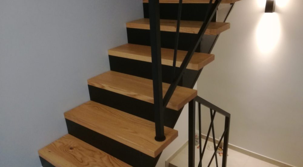 schody dębowe na konstrukcji metalowej
